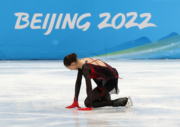 17일 오후 중국 베이징 캐피털 실내경기장에서 열린 2022 베이징동계올림픽 피겨 스케이팅 여자 싱글 프리스케이팅에서 카밀라 발리예바(러시아 올림픽 위원회·ROC)가 연기를 하던 중 넘어지고 있다. [사진=뉴시스]