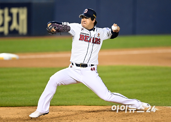 1일 오후 서울 잠실야구장에서 '2021 신한은행 SOL KBO리그' 키움 히어로즈와 두산 베어스의 와일드카드 결정전 1차전이 진행됐다. 두산 이현승이 5회초 2사 1,2루 상황에서 마운드에 올라 투구하고 있다.