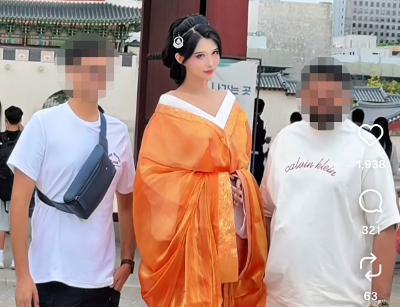 경복궁에서 중국 의상 '한푸'를 입고 활보하는 중국 인플루언서들. [사진=서경덕 성신여대 교수 SNS]