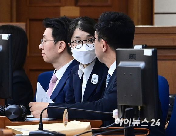 윤석열 전 대통령의 배우자 김건희 여사가 24일 서울 서초동 서울중앙지법에서 열린 김 여사의 특정범죄가중처벌법상 알선수재 및 자본시장법·정치자금법 위반 등 사건 첫 재판에 출석하고 있다. [사진=사진공동취재단]