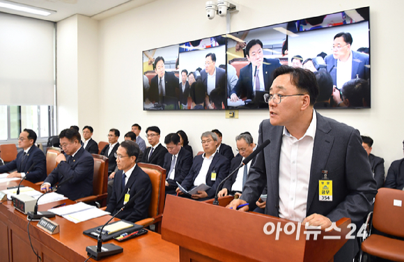 임춘근 서울특별시 도시기반시설본부장이 18일 서울 여의도 국회에서 열린 행정안전위원회 전체회의에서 질의에 답변하고 있다. [사진=곽영래 기자]