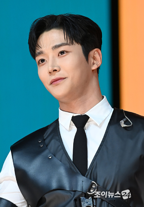 그룹 에스에프나인(SF9) 로운이 22일 오후 서울 광진구 예스24라이브홀에서 열린 SF9 열 번째 미니앨범 '루미네이션(RUMINATION)' 발매 쇼케이스에서 포토타임을 갖고 있다. [사진=정소희 기자]