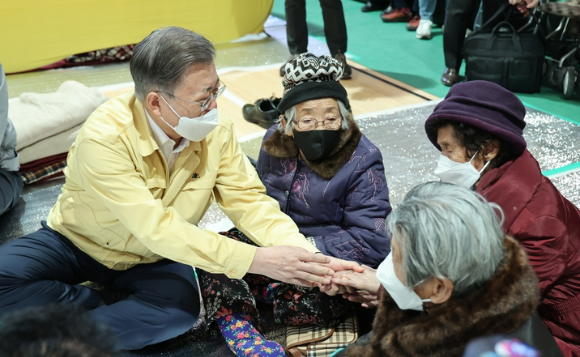 산불현장 방문에 나선 문재인 대통령이 6일 경북 울진군 울진국민체육센터에 마련된 대피소를 방문, 이재민을 위로하고 있다. [사진=뉴시스]