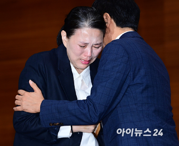 MBC가 15일 오전 서울 상암동 MBC신사옥에서 기상캐스터 故 오요안나의 사망에 대해 공식 사과하고 유족에 합의문 전달식 가졌다. 故 오요안나 명예사원증을 안고 오열하는 어머니 장연미 씨와 위로하는 안형준 MBC 사장. [사진=정소희 기자]