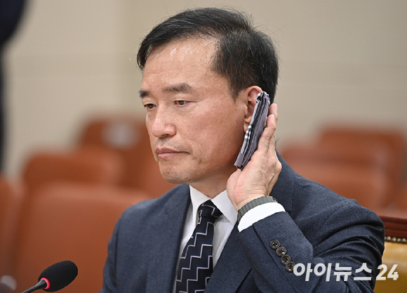 김종철 방송미디어통신위원장이 서울 여의도 국회에서 열린 인사청문회에서 땀을 닦고 있다. [사진=곽영래 기자]
