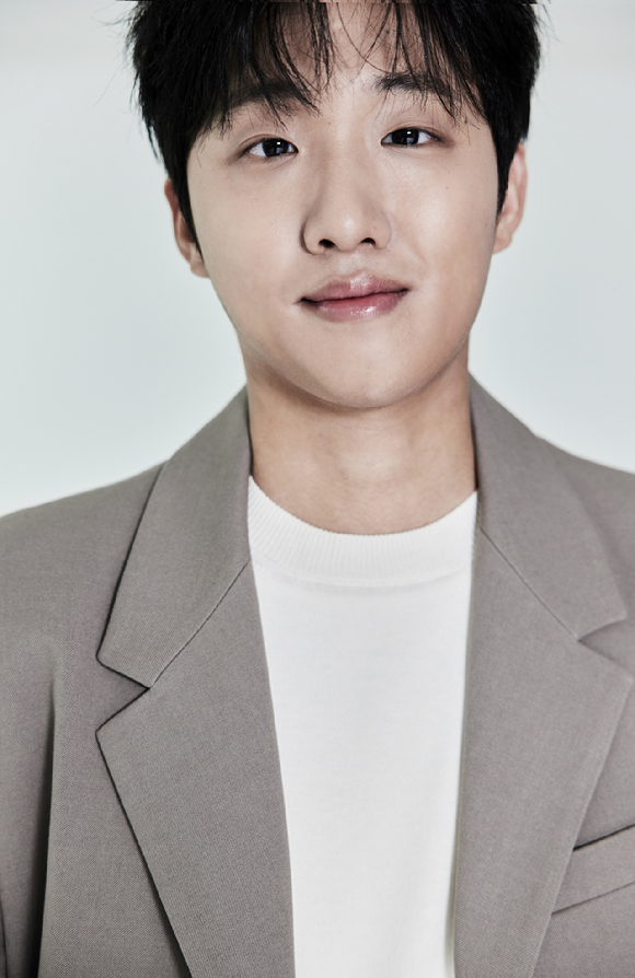 배우 홍사빈이 영화 '화란'(감독 김창훈) 인터뷰에 앞서 포즈를 취하고 있다. [사진=샘컴퍼니 ]