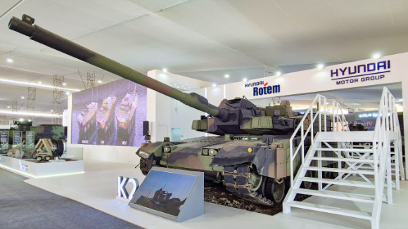 K2 전차 실물이 지난 4월 24일(현지 시각) 페루 리마에서 열린 SITDEF 현대로템 전시관에 서있다. [사진=현대로템]