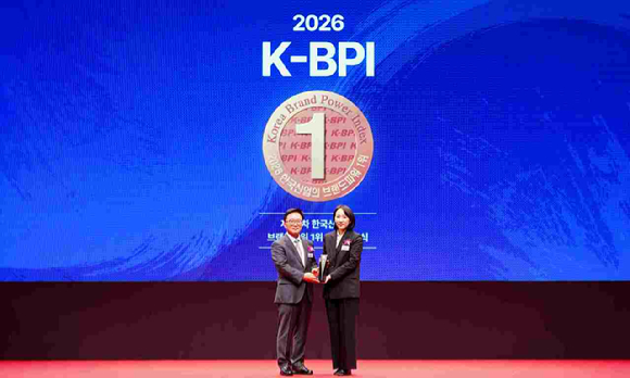 지난 19일 서울 신라호텔에서 열린 '2026 한국산업의 브랜드파워(K-BPI)' 인증식에서 이효진(오른쪽) CJ푸드빌 외식사업본부장과 한수희 한국능률협회컨설팅 대표이사 사장이 시상 후 기념사진을 촬영하고 있다. [사진=CJ푸드빌]