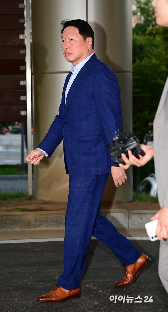 최태원 SK그룹 회장이 손정의 소프트뱅크 회장의 초청으로 미국 플로리다주 마러라고 리조트에서 열리는 투자 행사에 참석하기 위해 16일 오후 서울 강서구 김포비즈니스항공센터를 통해 출국하는 중 취재진과 인터뷰를 갖고 있다. [사진=정소희 기자]