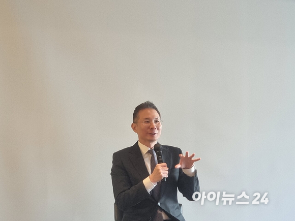 김경훈 오픈AI코리아 총괄 대표가 4일 오전 서울 중구 웨스틴조선 호텔에서 열린 기자간담회에서 기자들의 질문에 답하고 있다. [사진=윤소진 기자]