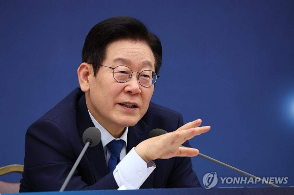 이재명 대통령이 17일 정부세종컨벤션센터에서 열린 기후에너지환경부(기상청)&middot;원자력안전위원회 업무보고에서 발언하고 있다. [사진=연합뉴스]