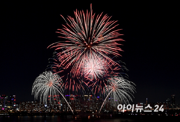 5일 밤 서울 여의도 한강공원에서 열린 '서울세계불꽃축제 2024' 에서 화려한 불꽃들이 밤 하늘을 수놓고 있다. [사진=곽영래 기자]