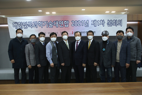 대과연 재출범을 위한 임시 운영위원회가 12월 30일 대한변리사회관에서 열렸다. (왼쪽부터) 김현기 출연연 과학기술인총연합회 부회장, 이두성 대한변리사회 실장, 이상래 대한수의사회 바이오헬스특위 위원장, 김수동 첨단바이오연구원장, 주승호 한국기술사회장, 오영제 과학기술과 사회발전 연대(과사연) 회장, 최석식 과우회장, 권기균 한국과학문화교육단체연합 회장, 임진혁 대한변리사회 사무총장 등 참석자들이 기념사진을 찍고 있다. [사진=대한변리사회]