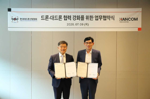 김선영 한컴라이프케어 대표(오른쪽)와 양병희 한국대드론산업협회 회장이 기념촬영을 하고 있다. [사진=한컴그룹]