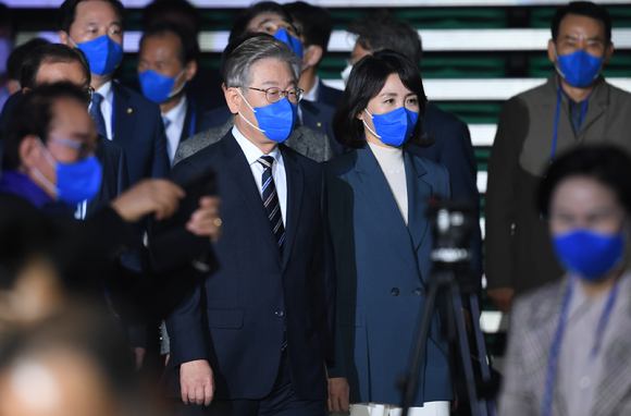 이재명 더불어민주당 대선 후보가 지난 2일 오후 서울 송파구 방이동 서울올림픽공원 KSPO돔에서 열린 더불어민주당 대한민국대전환 제20대 대통령선거 선거대책위원회 출범식에 부인 김혜경씨와 참석하고 있다.