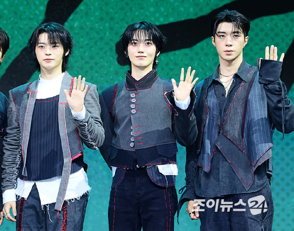 그룹 온앤오프가 17일 서울 마포구 상암동 큐브컨벤션에서 진행된 ONF(온앤오프) 정규 2집 Part.2 'ONF:MY SELF' 쇼케이스에 참석하고 있다. [사진=정소희 기자]