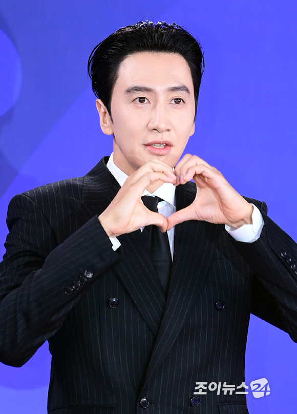 배우 이광수가 18일 오후 인천광역시 파라다이스 시티에서 열린 제4회 청룡시리즈어워즈 레드카펫 행사에 참석하고 있다. [사진=정소희 기자]