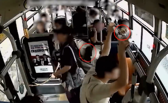 버스 기사 A씨는 지난 7월 28일 오후 4시쯤 상습 정체 구간 도로에서 시속 15~20㎞로 서행하던 중 승객 한 명이 넘어져 머리에 피가 나는 사고에 맞닥뜨렸다. [사진=유튜브 '한문철TV']