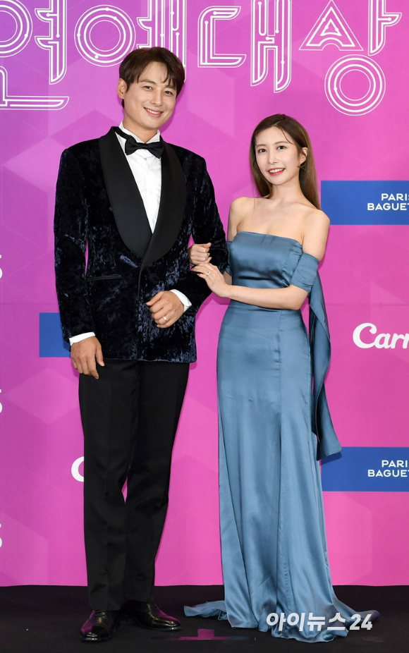 '동상이몽2-너는 내운명' 이지훈-아야네 부부가 지난 18일 진행된 2021 SBS 연예대상 시상식 포토월 행사에 참석해 포즈를 취하고 있다. [사진=SBS]