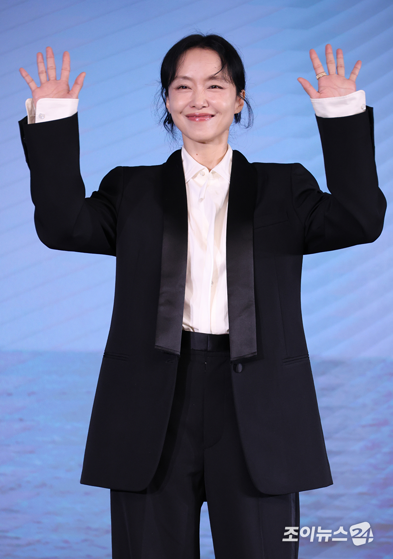 배우 전도연이 25일 오전 서울 마포구 호텔 나루 서울 엠갤러리에서 진행된 넷플릭스 영화 '가능한 사랑'(감독 이창동) 제작보고회에 참석해 포즈를 취하고 있다. [사진=문수지 기자]