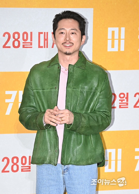 영화배우 스티븐 연이 20일 오전 서울 강남구 메가박스 코엑스에서 열린 영화 '미키 17' 내한 기자간담회에서 포토타임을 갖고 있다. [사진=곽영래 기자]