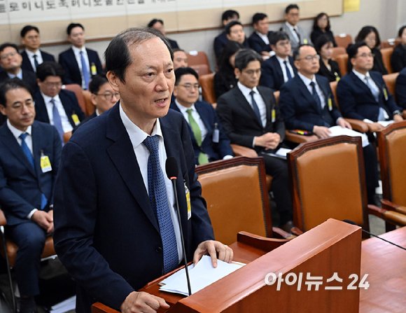 이완규 전 법제처장이 27일 국회 법제사법위원회에서 열린 대검찰청에 대한 국정감사에서 증인 선서 거부 이유를 밝히고 있다. [사진=곽영래 기자]