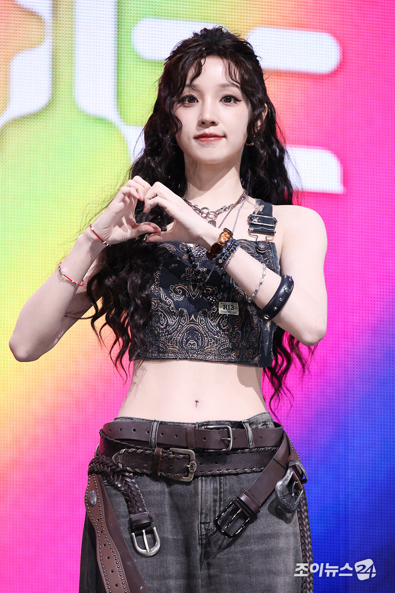 그룹 아이들 우기가 6일 오후 서울 광진구 광장동 예스24라이브홀에서 진행된 아이들(i-dle) 아홉 번째 미니 앨범 '위 메이드'(We made) 발매 기념 쇼케이스에 참석해 포즈를 취하고 있다. [사진=문수지 기자]
