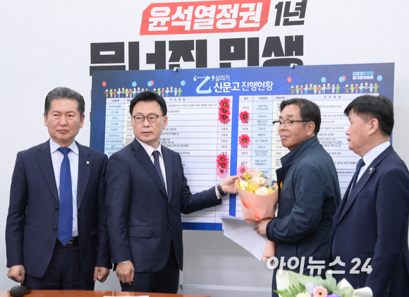 박광온 더불어민주당 원내대표가 12일 오전 서울 여의도 국회에서 열린 을지로위원회 상생꽃달기에서 산업체 현장실습 중 목숨을 잃은 제주도 특성화고생 故 이민호군 아버지 이상영씨 등 참석자들과 기념촬영을 하고 있다. [사진=정소희 기자]