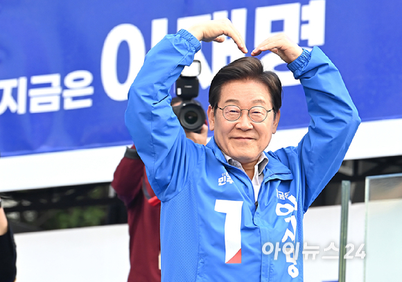 이재명 더불어민주당 대선 후보가 28일 오후 서울 동대문구 왕십리역 광장에서 열린 유세에 참석해 유권자들에게 지지를 호소하고 있다. [사진=곽영래 기자]