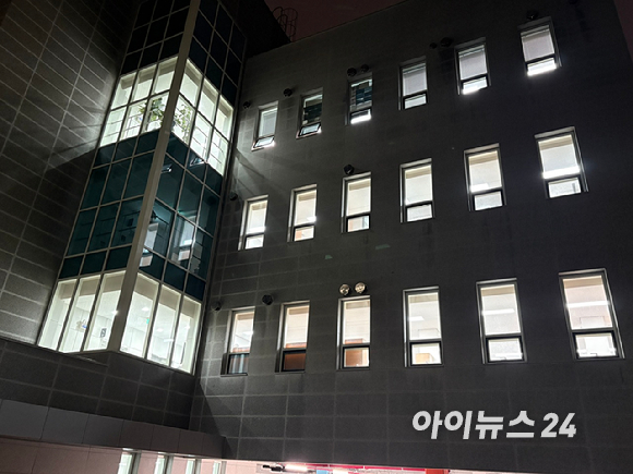 여명구(왼쪽부터) 삼성전자 DS부문 부사장, 김영훈 고용노동부 장관, 최승호 초기업노조 위원장이 20일 밤 10시 40분경 경기 수원 경기지방고용노동청에서 열린 노사 대화를 마치고 손을 맞잡고 있다. [사진=권서아 기자]
