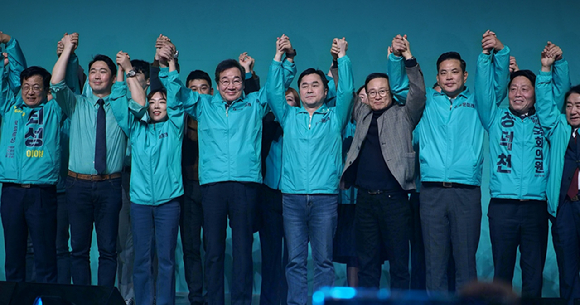 이낙연 공동대표(왼쪽 네 번째) 등 새로운미래 지도부가 10일 광주 김대중컨벤션센터에서 열린 당 총선 필승결의대회에 참석해 지지자들에게 인사하고 있다. [사진=새로운미래 제공]