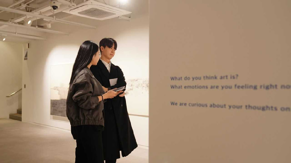 LG유플러스 모델이 전시공간을 소개하는 모습. [사진=LGU+]