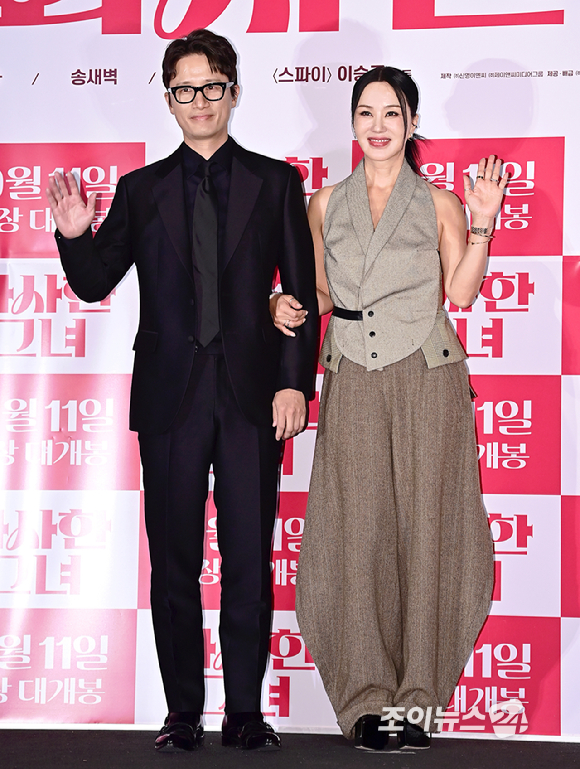 가수 겸 배우 엄정화가 영화 '화사한 그녀' 인터뷰를 진행했다. [사진=제이앤씨미디어그룹]