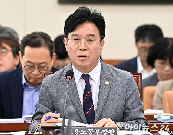 지난 24일 국회 본회의에서 '노동조합 및 노동관계조정법 일부개정법률안(노란봉투법)'이 통과되자 민주노총 양경수 위원장과 조합원, 진보당 당원들이 기뻐하고 있다. [사진=연합뉴스]