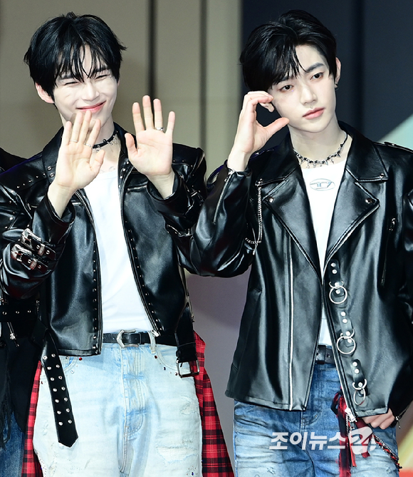 그룹 제로베이스원(ZEROBASEONE) 성한빈과 장하오가 25일 오후 인천광역시 중구 운서동 인스파이어 아레나에서 열린 '2025 SBS 가요대전' 레드카펫 행사에 참석하고 있다. [사진=정소희 기자]