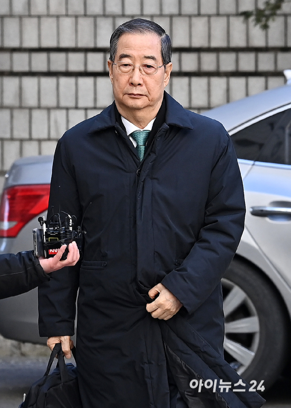 내란 우두머리 방조 혐의를 받는 한덕수 전 국무총리가 21일 서울중앙지법에서 열린 1심 선고 공판에 출석하고 있다. [사진=곽영래 기자]