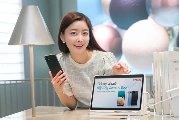 SK텔레콤은 44만9천900원 가격에 6.6인치 대화면을 탑재한 가성비 5G 스마트폰 ‘갤럭시 와이드5’를 10일부터 공식 온라인몰 T다이렉트샵과 오프라인 매장 T월드에서 출시한다고 밝혔다. [사진=KT]