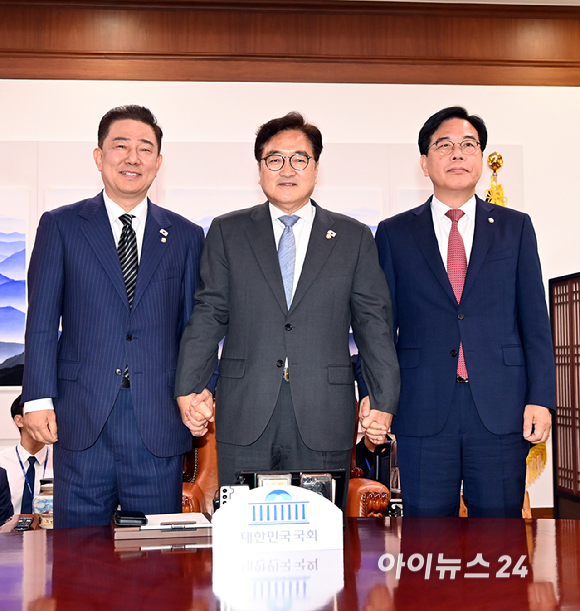 우원식 국회의장이 24일 오전 서울 여의도 국회에서 김병기 더불어민주당 당대표 직무대행 겸 원내대표와 송언석 국민의힘 원내대표와 대화하기에 앞서 기념사진을 찍고 있다. [사진=곽영래 기자]