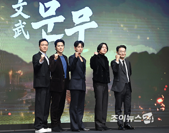 배우 정웅인, 김강우, 이현욱, 장혁, 조성하가 18일 오후 서울 구로구 디큐브시티 더 세인트에서 진행된 KBS 2TV 대하드라마 '문무' 제작보고회에서 포토타임을 갖고 있다. [사진=곽영래 기자]