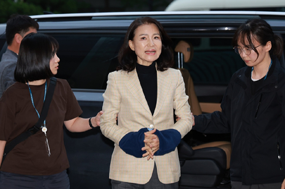 국가공무원법 및 공직선거법 위반 등의 혐의로 체포된 이진숙 전 방송통신위원장이 2일 서울 영등포경찰서로 압송되고 있다. 2025.10.2 [사진=연합뉴스]