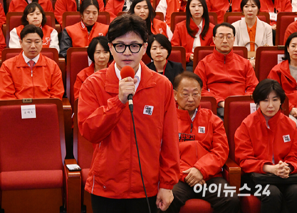 한동훈 국민의힘 비상대책위원장이 10일 오후 서울 여의도 국회도서관 대강당에 마련된 국민의힘 제22대 국회의원선거 개표상황실에서 출구조사 시청 후 입장을 발표하고 있다. [사진=곽영래 기자]