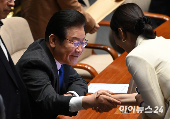 이재명 더불어민주당 대표가 지난 23일 오후 서울 여의도 국회에서 열린 본회의에서 의원들과 인사하고 있다. [사진=김성진 기자]
