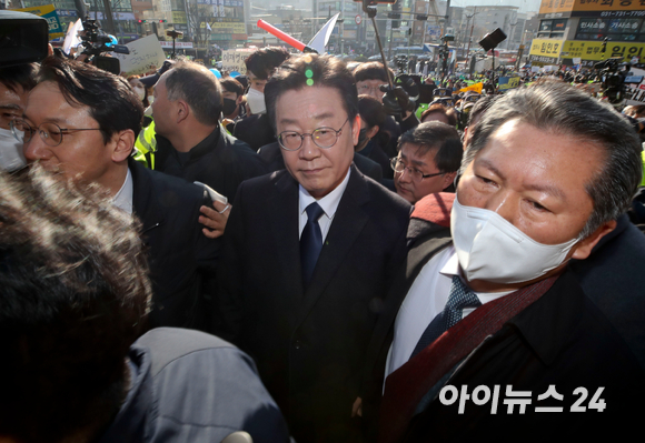 '성남FC 불법후원금 의혹'을 받고 있는 이재명 더불어민주당 대표가 10일 오전 경기도 성남시 수원지방검찰청 성남지청에 출석하고 있다. [사진=사진공동취재단]