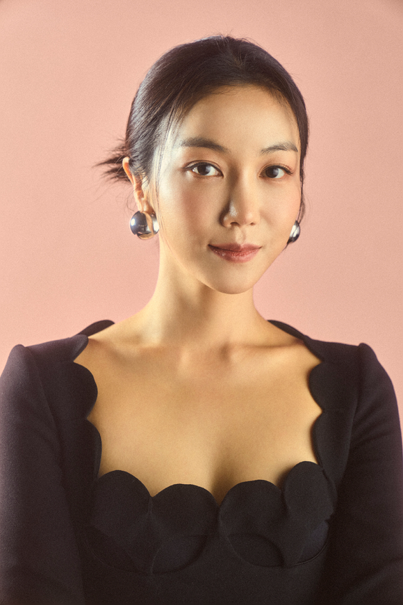 배우 김옥빈이 넷플릭스 '연애대전' 인터뷰에서 포즈를 취하고 있다. [사진=넷플릭스]