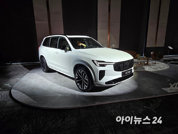 볼보자동차코리아가 2일 서울 광진구 그랜드워커힐 서울에서 신형 'XC90'과 'S90'을 공개하고 있다. [영상=김종성 기자]