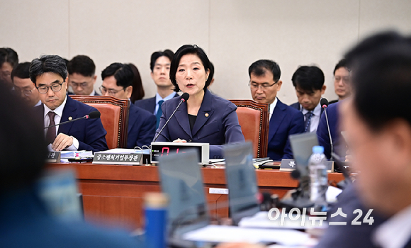 오영주 중소벤처기업부 장관이 가 8일 오전 서울 여의도 국회에서 열린 산업통상자원 중소벤처기업위원회 국정감사에서 의원 질의에 답변하고 있다. [사진=곽영래 기자]