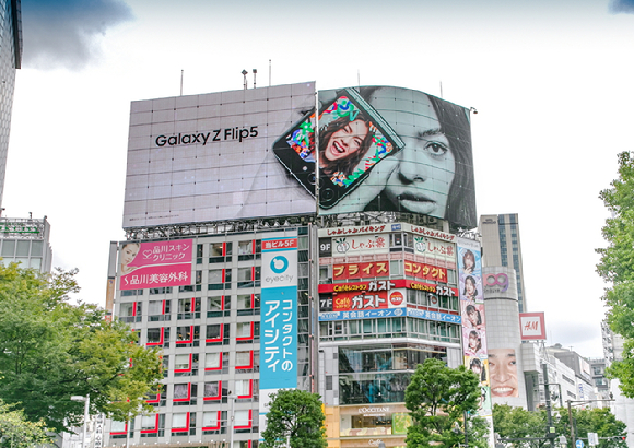 25일(현지시간) 일본 도쿄 시부야의 '갤럭시 Z 플립5' 옥외광고 [사진=삼성전자]