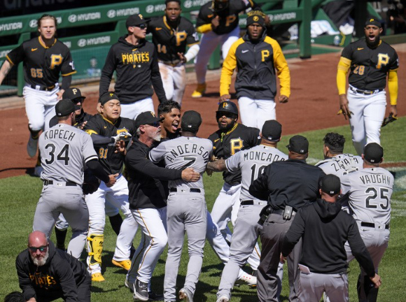 10일(한국시간) 열린 MLB 피츠버그와 시카고 화이트삭스의 경기 도중 벤치 클리어링 상황이 일어났다. [사진=뉴시스]