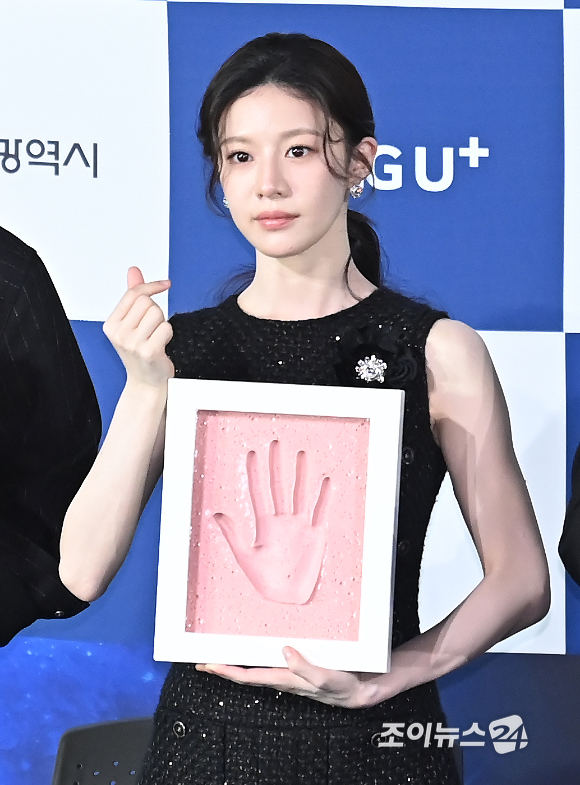 배우 고윤정이 25일 오전 서울 영등포구 CGV 여의도에서 열린 청룡시리즈어워즈 핸드프린팅 행사에서 포토타임을 갖고 있다. [사진=곽영래 기자]
