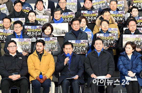 정청래 더불어민주당 대표가 3일 서울 여의도 국회 본관 앞 계단에서 열린 12.3 내란 저지 1년 현장 최고위원회의에서 모두발언을 하고 있다. [사진=곽영래 기자]